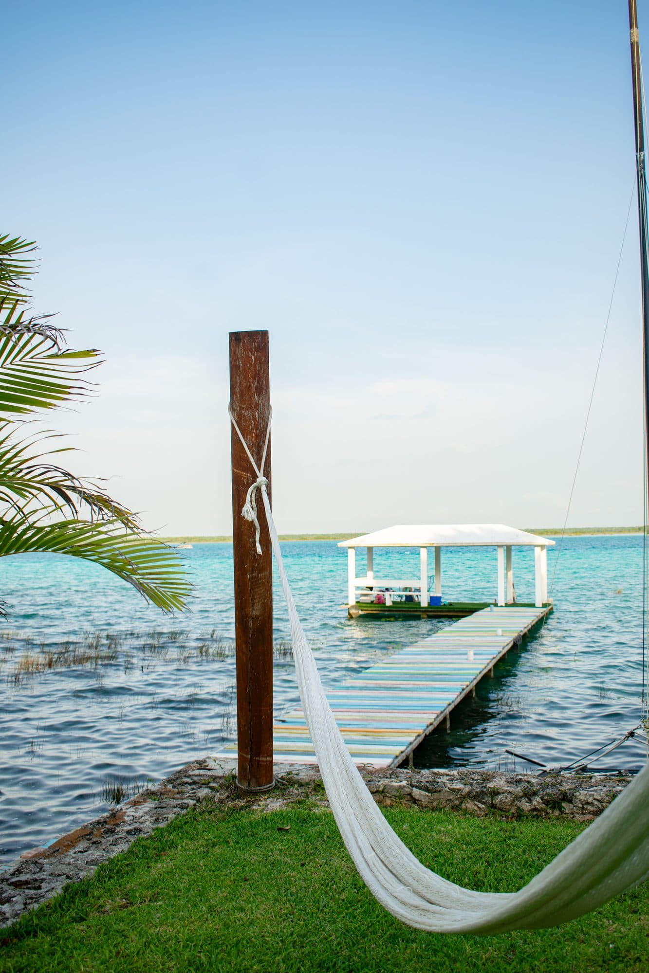 Muelle de Tropic Bacalar sobre la laguna